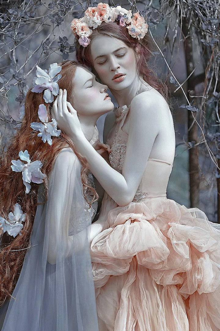 头戴花环的国外女生艺术摄影图片