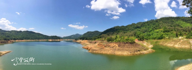 美丽的山中湖泊图片