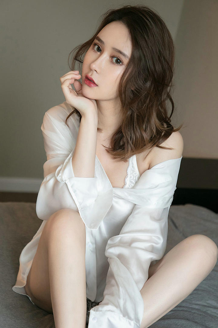 风情万种的性感睡衣美女私密照图片