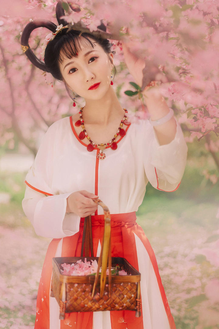 采桃花的古装清纯美女图片