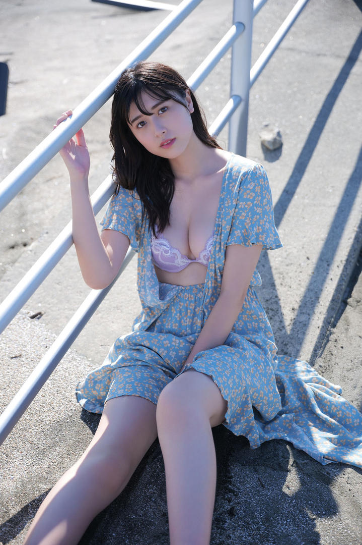 露胸长裙美女日本高清人体艺术照片大图