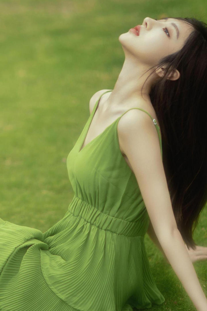 穿着绿色吊带裙的唯美女生照片