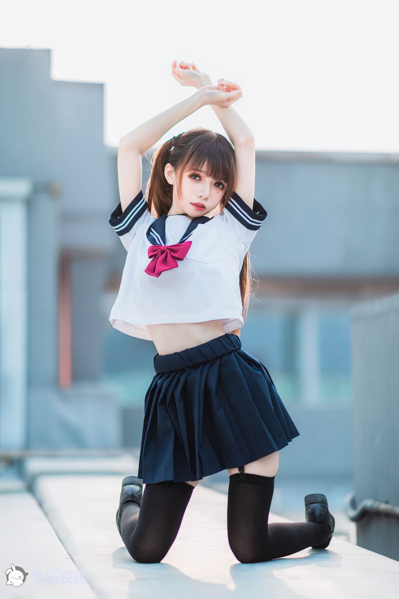 兔玩映画天台少女JK制服搭配黑色丝袜户外氧气写真