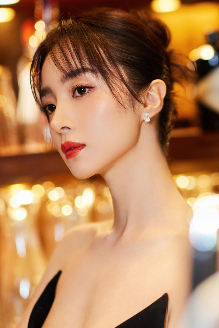穿低胸晚礼服的漂亮美女明星胡冰卿高清图片