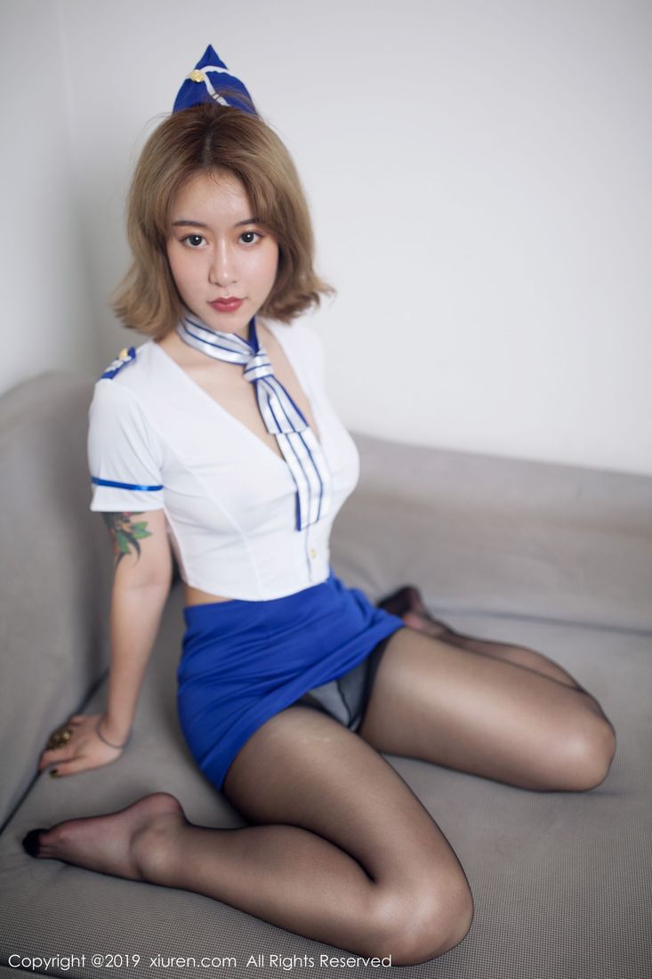 秀人网新人模特糯米NM职场OL空姐黑丝美腿制服诱惑首套写真