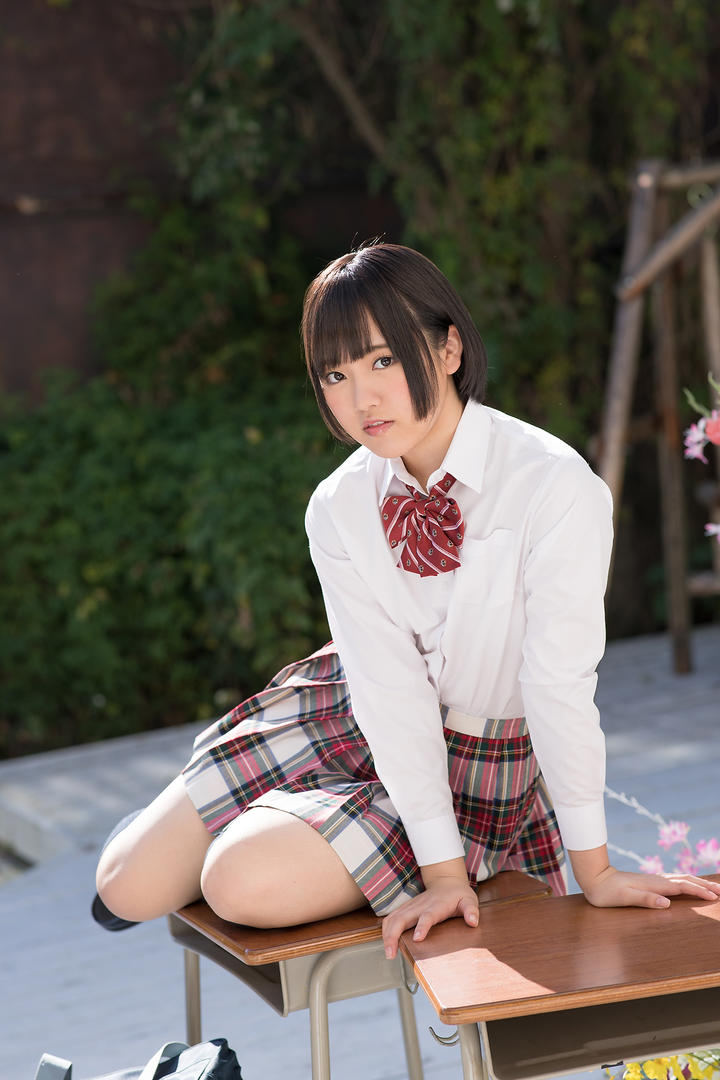 坐在桌子上的日本短发美女学生高清图片