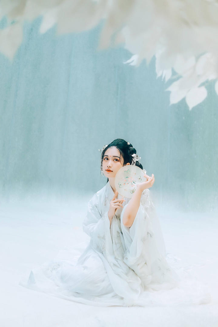 拿着扇子的古装汉服美女人像摄影图片