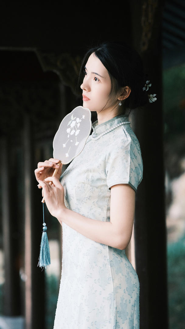 端庄优雅旗袍美女艺术照图片