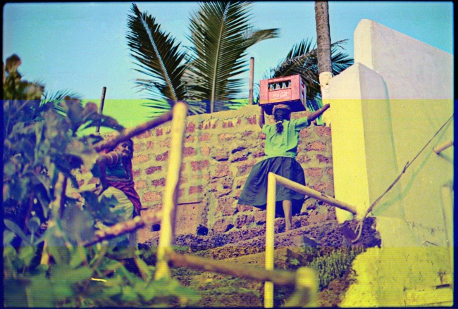 顶着箱子走上楼梯的女人图片