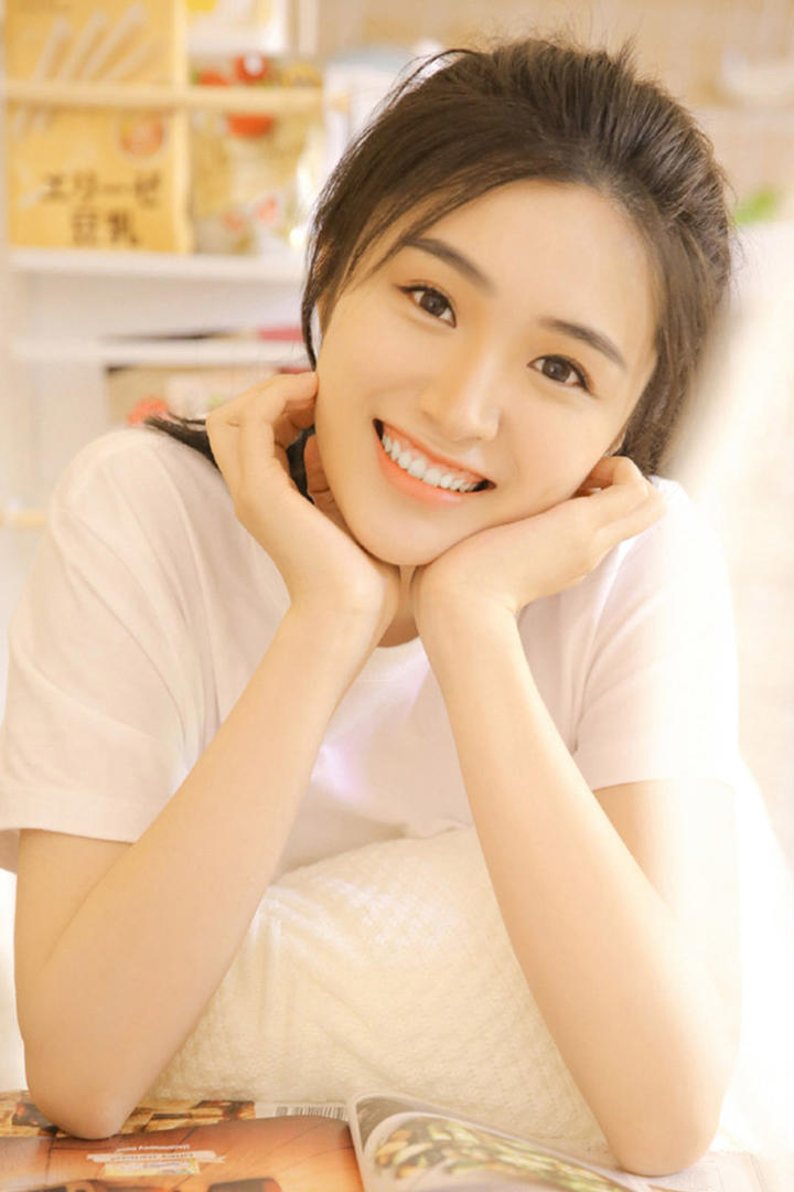 捧着脸的清纯女生写真
