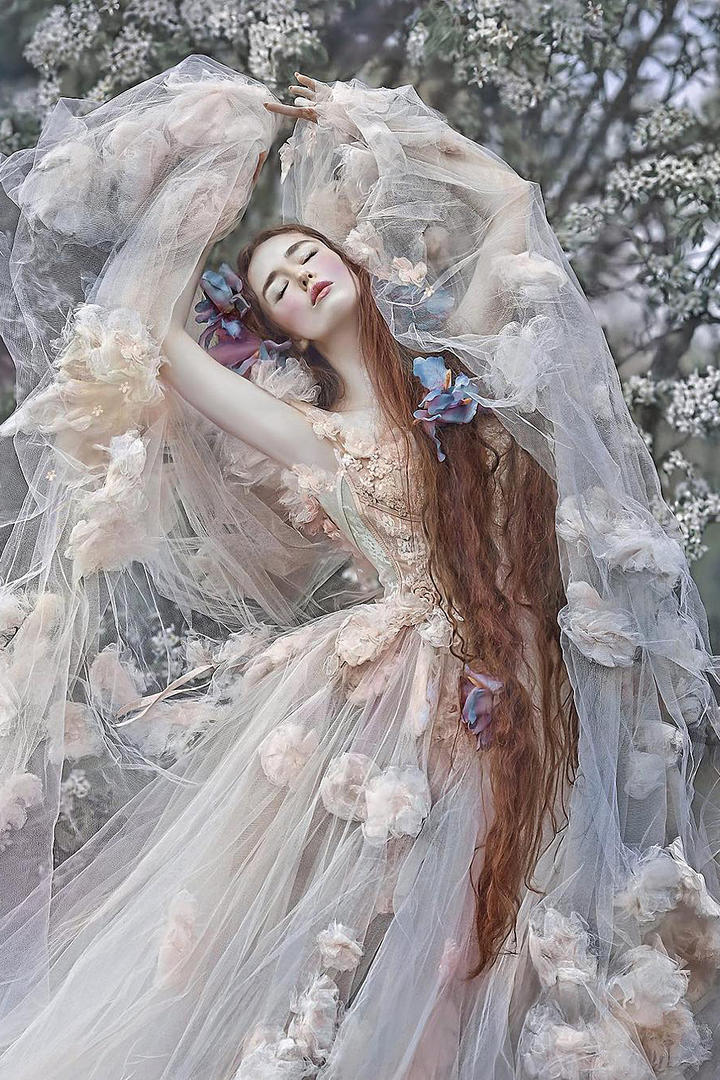 跳舞的欧美唯美女生人像艺术摄影图片