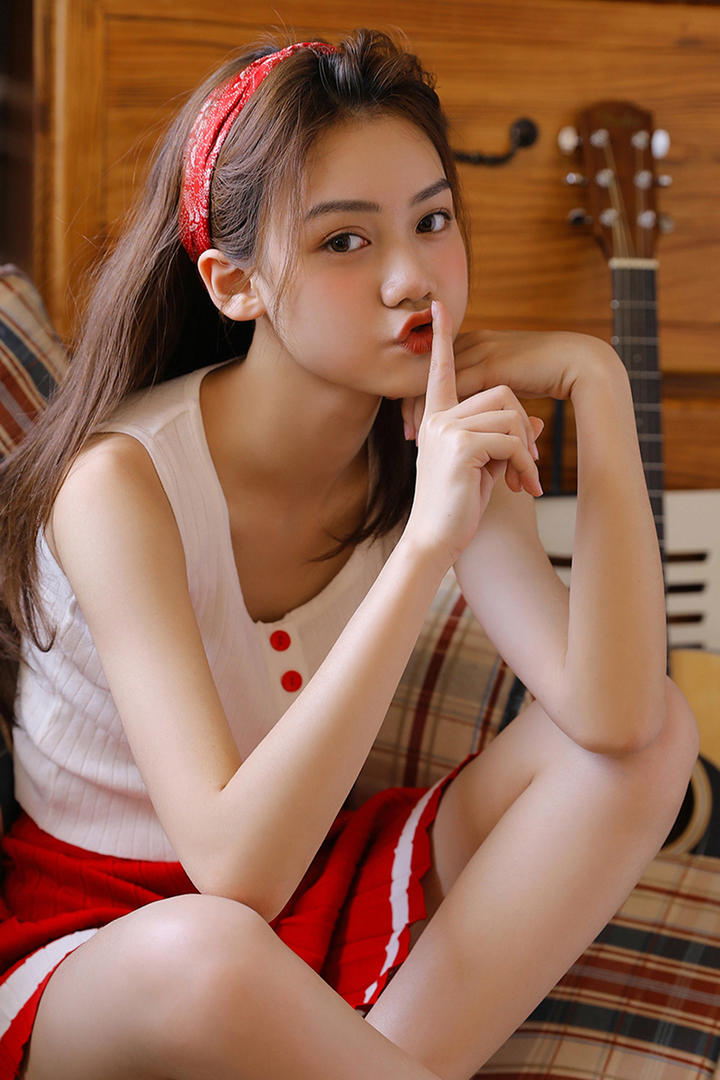 坐在地上的清纯超短裙美女