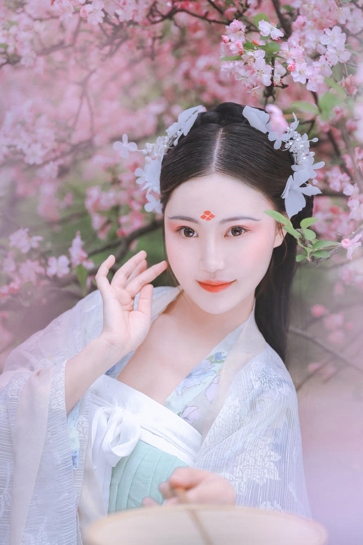 桃花树下的超清古典美女特写图片