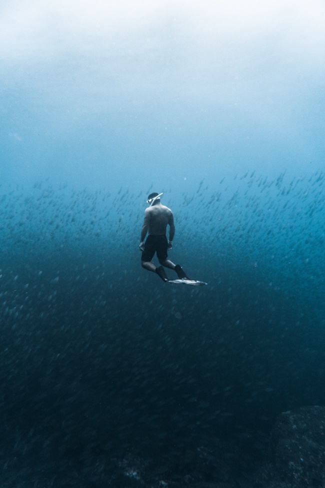 深海海底潜水运动图片