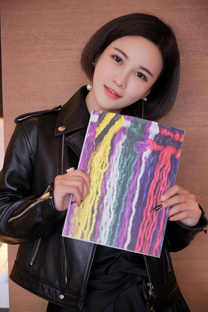 拿着画作的短发气质美女图片