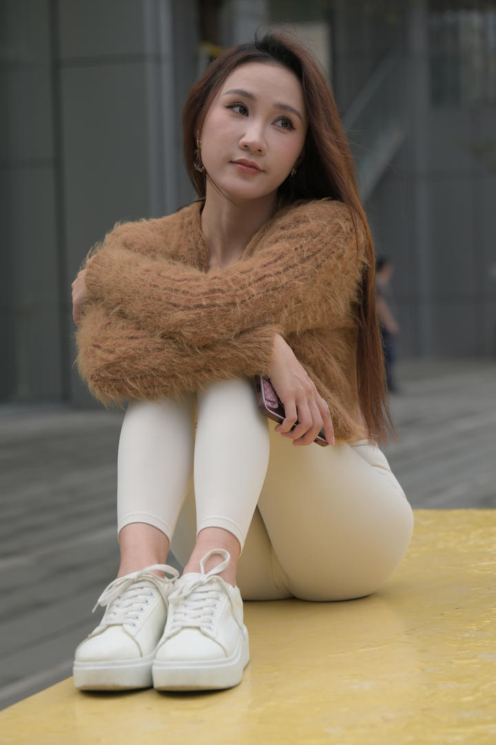 凹凸分明女沟瑜伽裤美女街拍图片