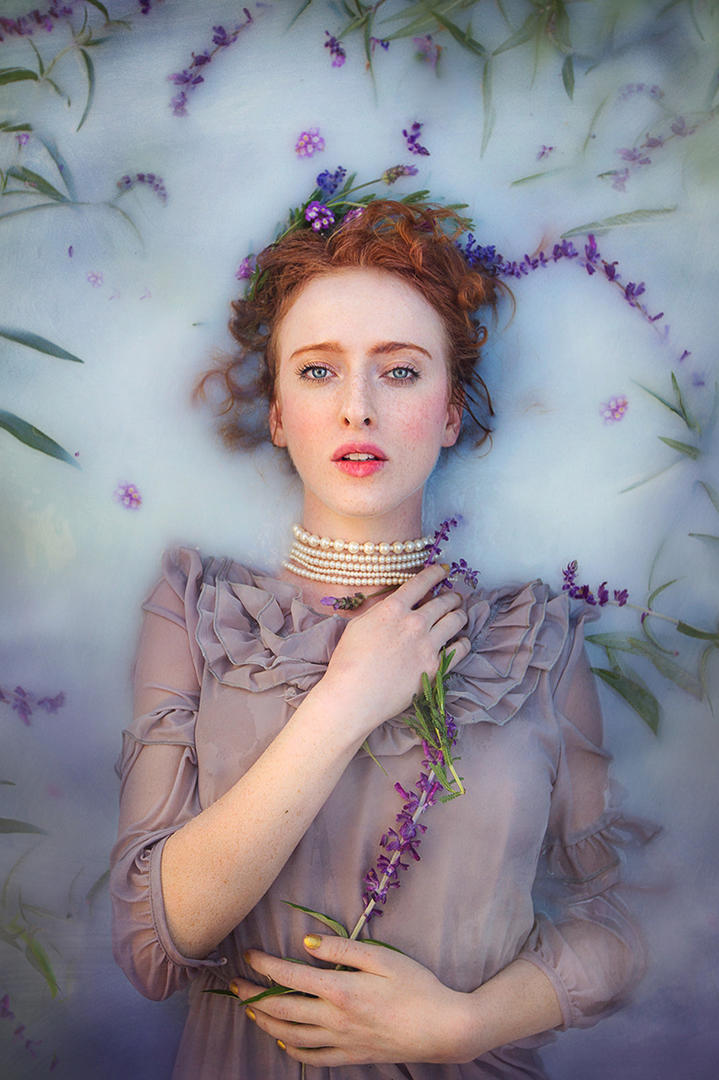 躺在薰衣草里的欧美美女