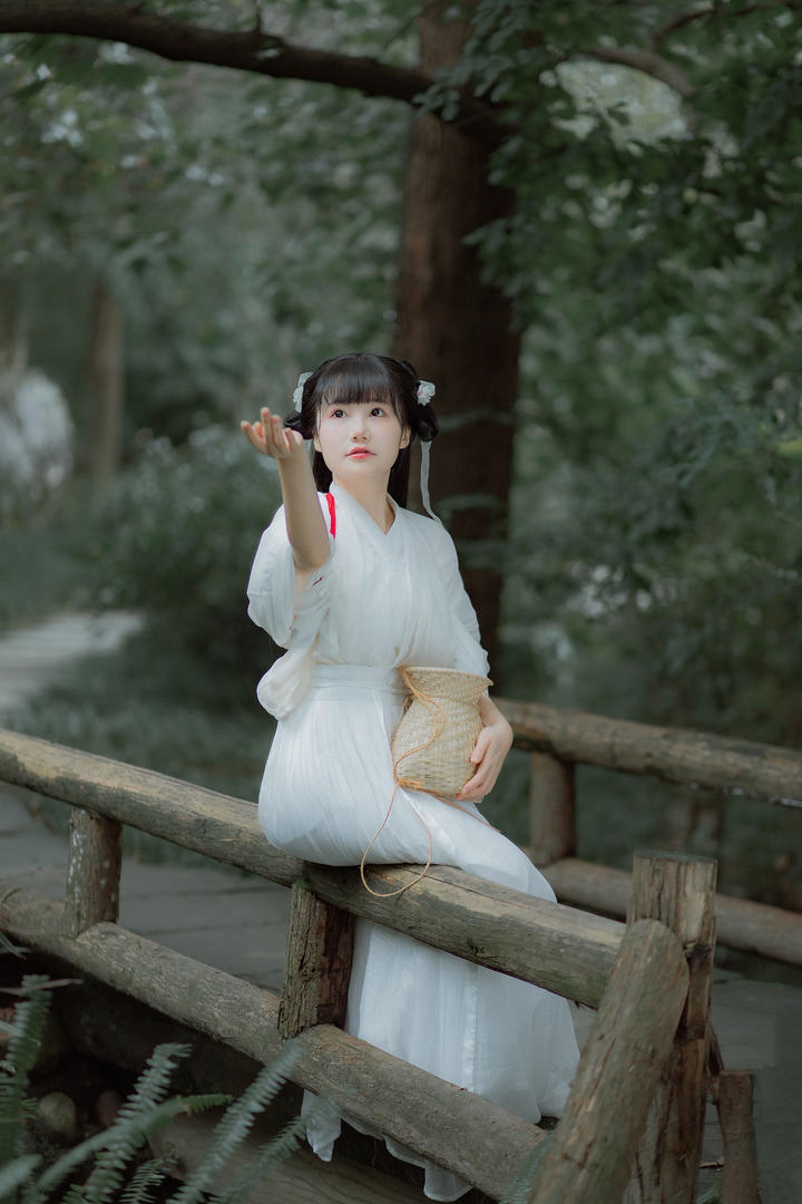 坐在栏杆上的白衣少女古风意境壁纸图片