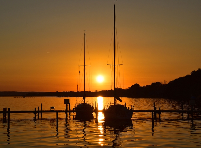 金秋十月黄昏湖泊夕阳图片