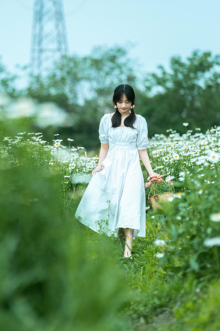 采花的连衣裙美女QQ女生头像高清图片