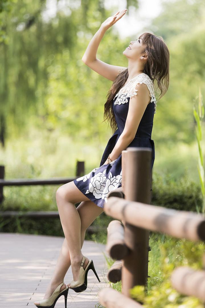 韩国美女明星李恩慧户外写真