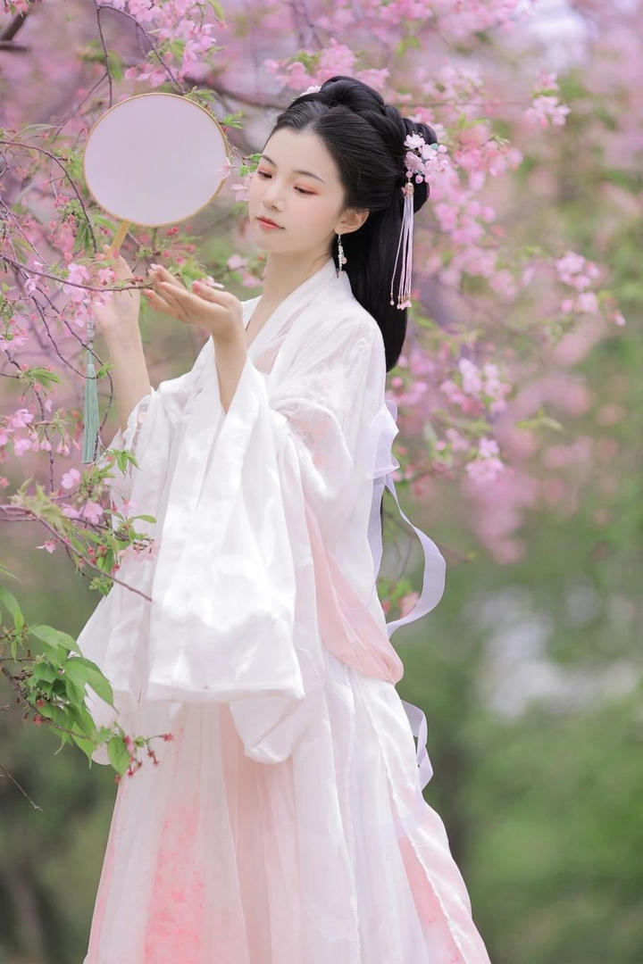 春天赏花的古装汉服小仙女唯美艺术写真图片