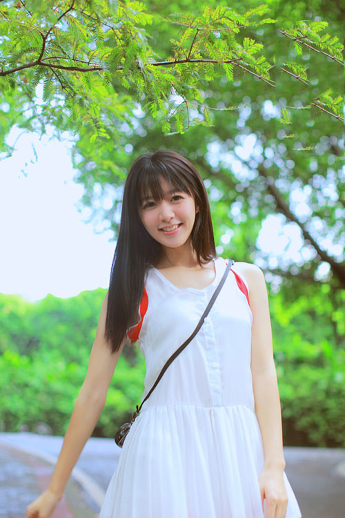 喜爱拍照的清纯可人少女