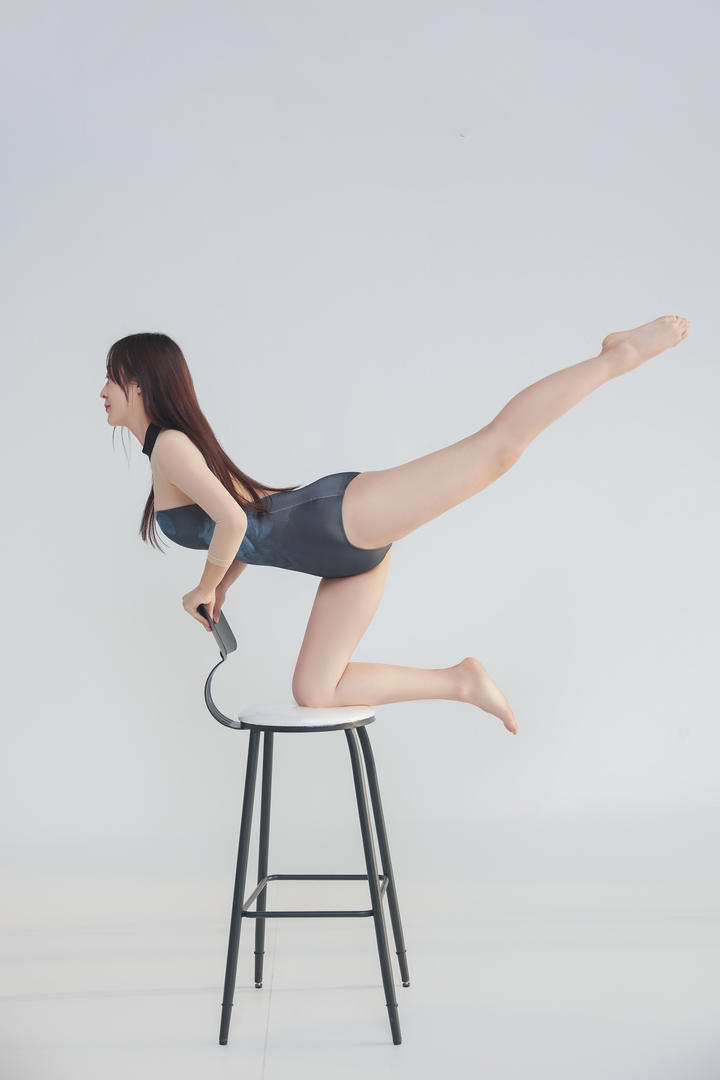 唯美高清做瑜伽的漂亮美女美茹gogo人体艺术照图片