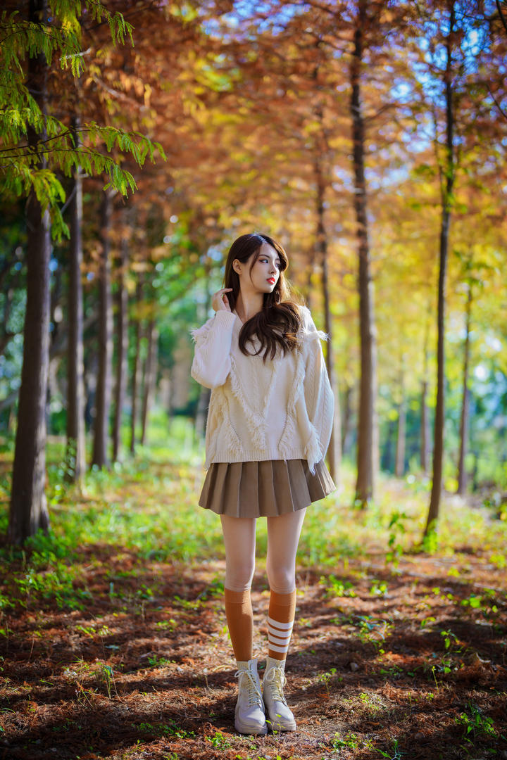 森林里穿JK制服的韩国漂亮美女壁纸写真图片