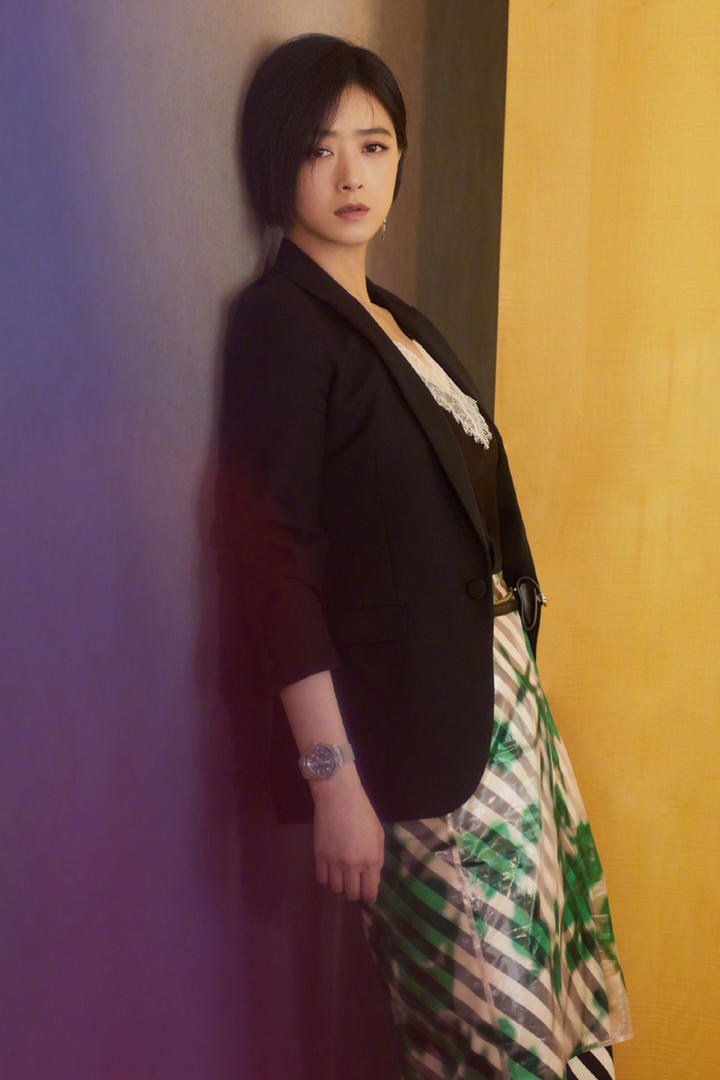 靠在墙上的气质女星蒋欣图片