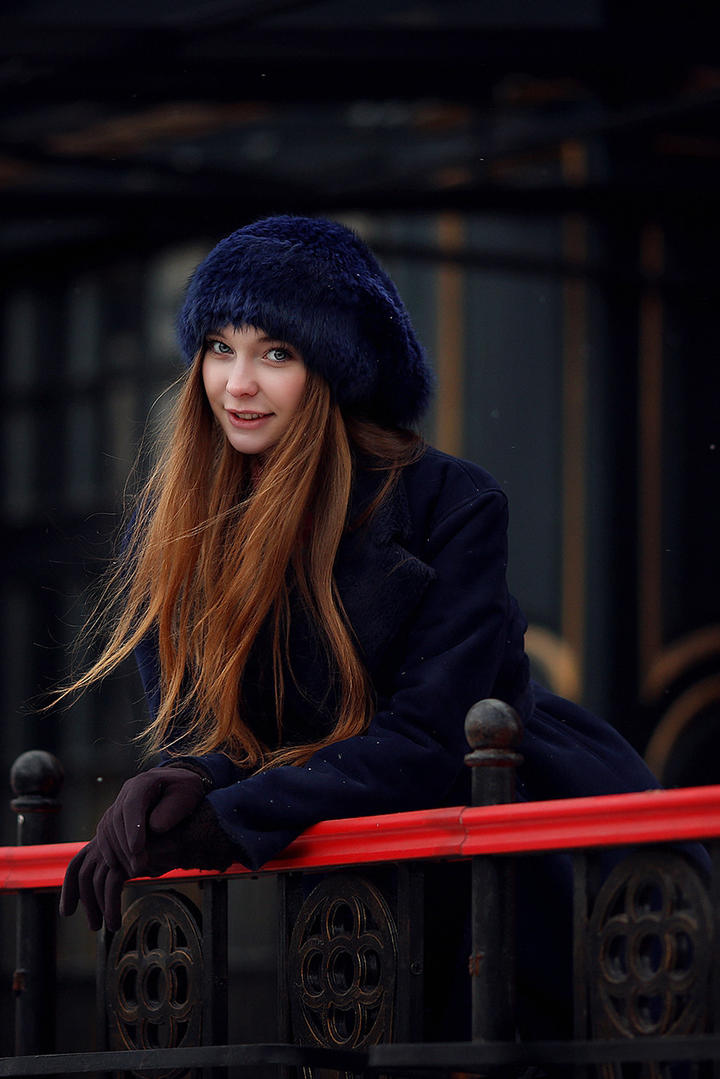 靠在栏杆上的欧美美女写真