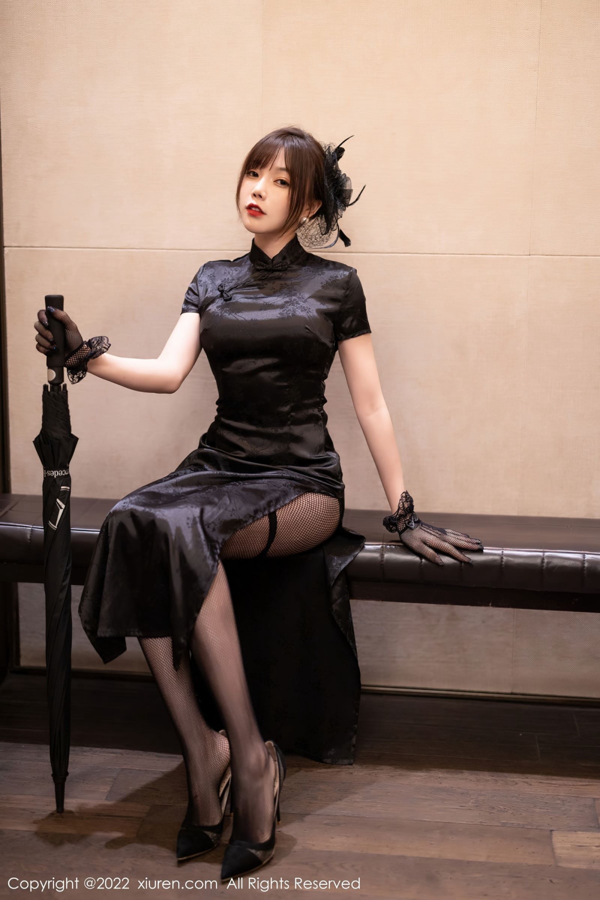 秀人网性感女神徐莉芝Booty黑色旗袍搭配黑色网格袜写真