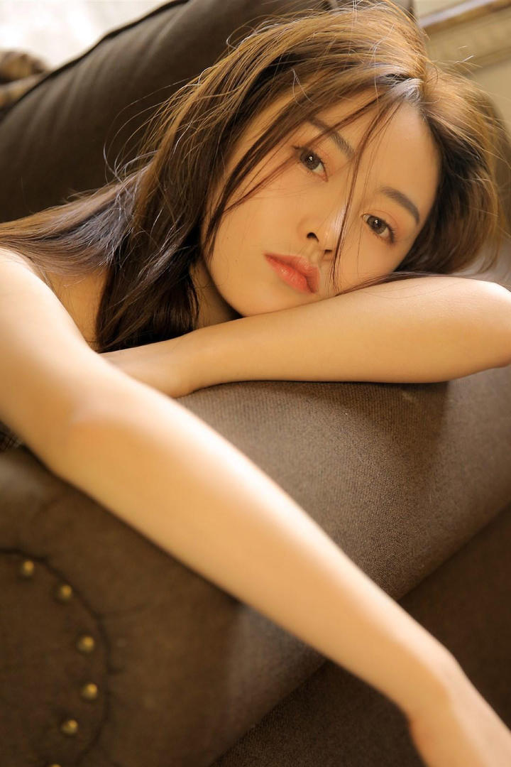 趴在沙发上的清纯美女学生图片