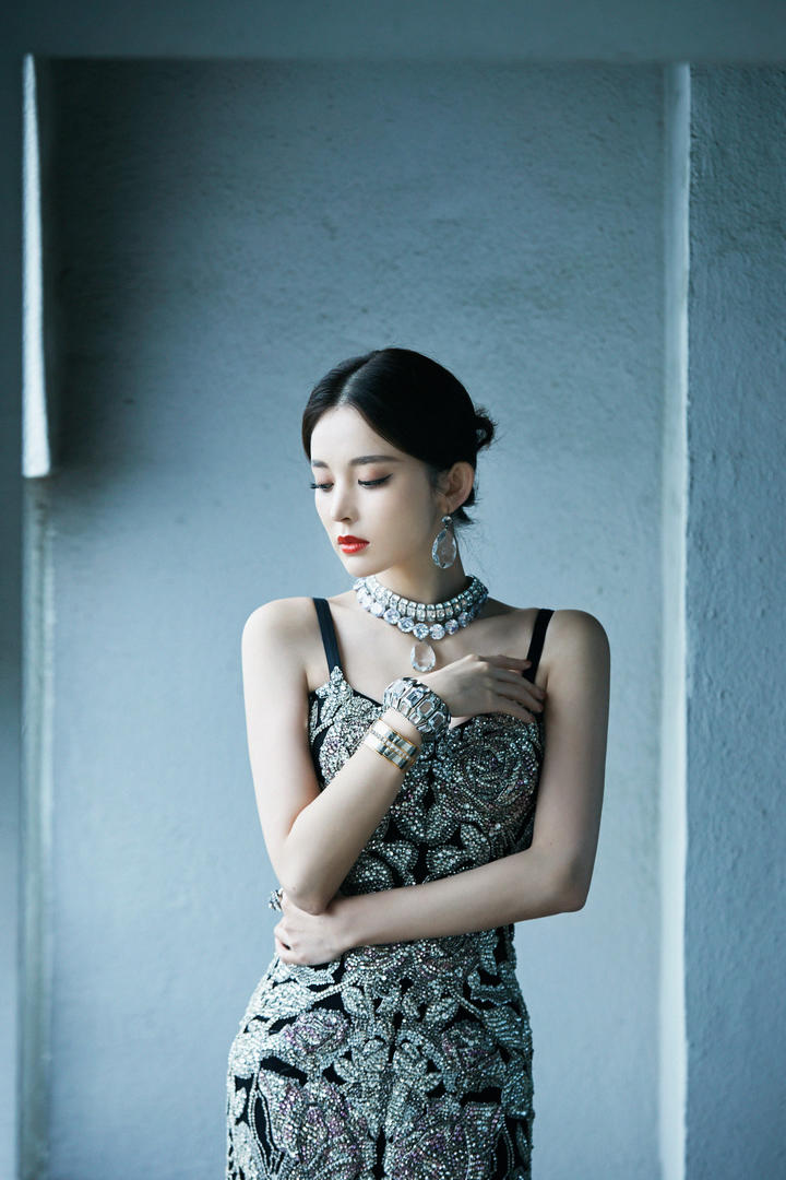 中国气质美女明星古力娜扎个人时尚写真图片