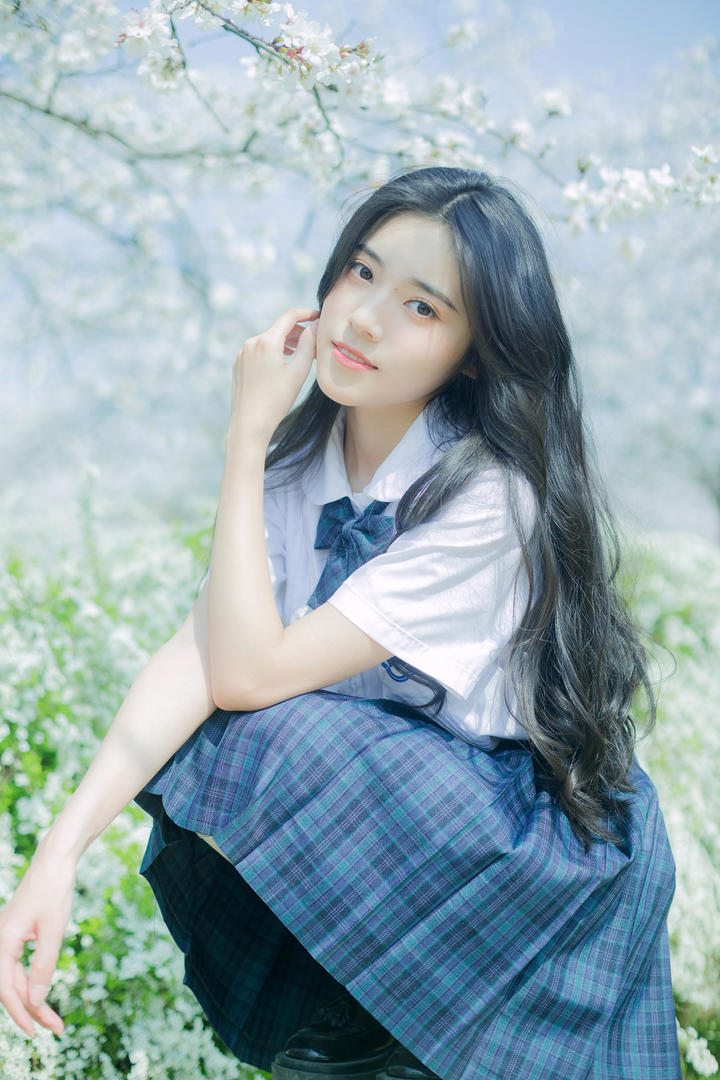 樱花树下的清纯美女校花唯美手机壁纸图片