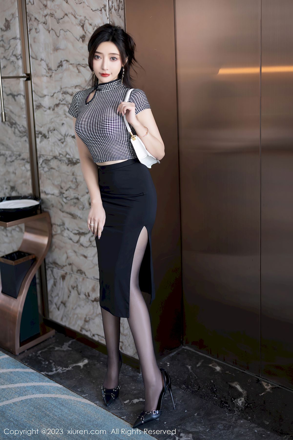 秀人网女神王馨瑶yanni短款上衣搭配黑色短裙性感写真