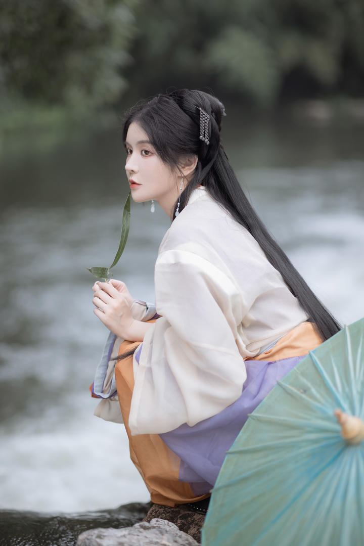 蹲在小溪边的唯美清纯古装美女图片