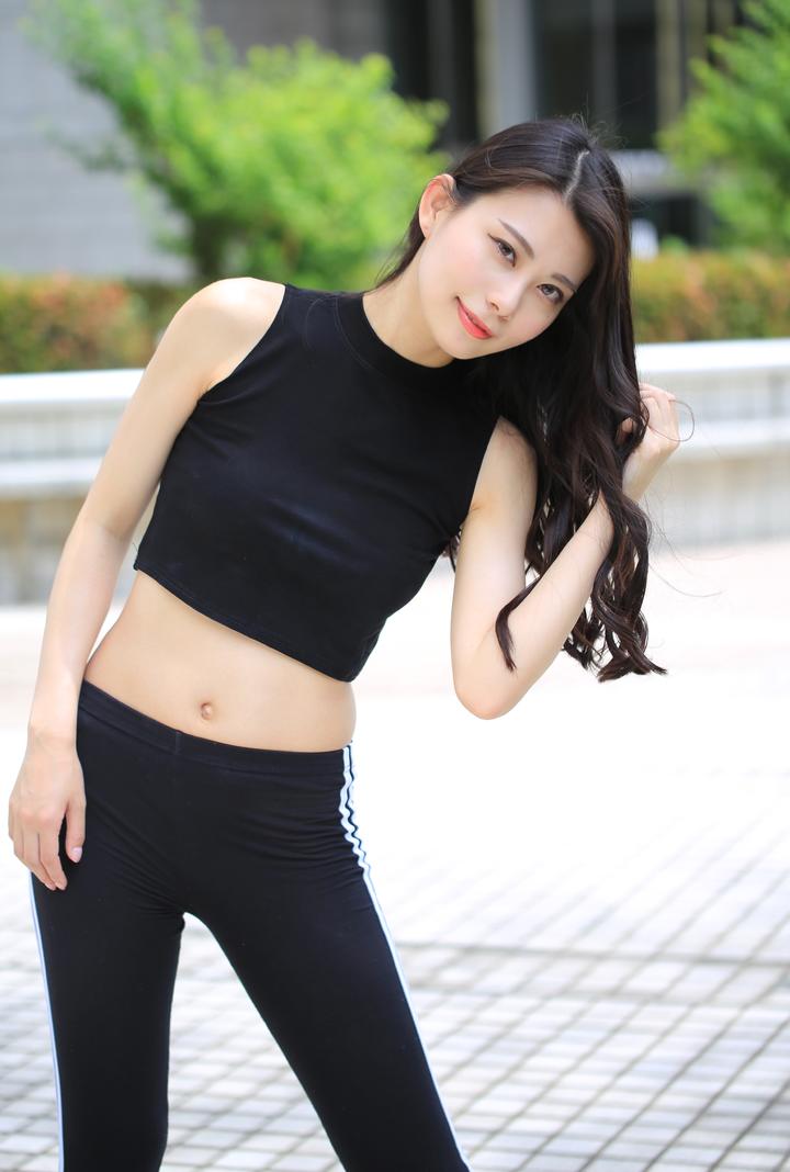 4K超清户外健身的卷发气质美女图片