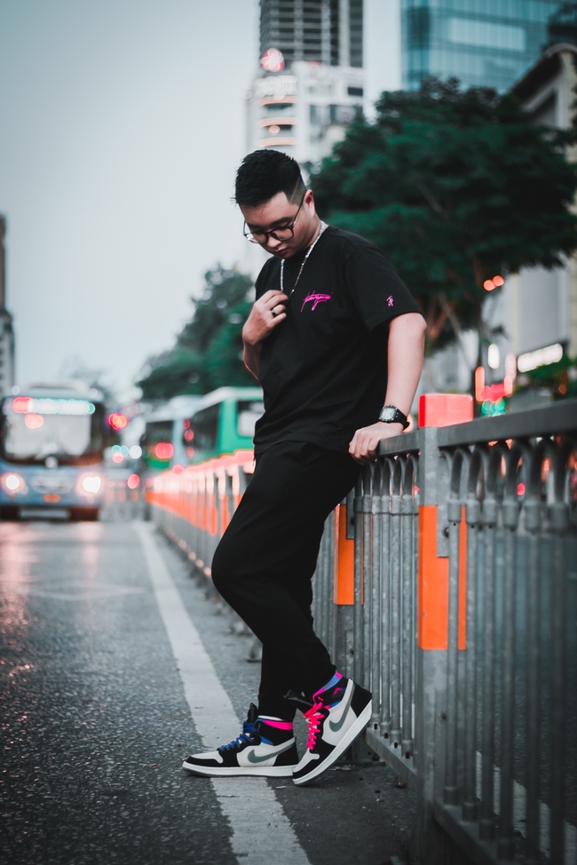 傍晚街头街拍帅哥图片