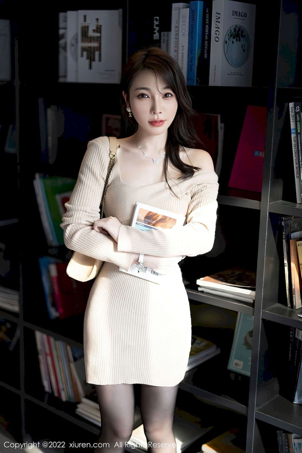 秀人网性感女神徐莉芝Booty米色露肩连衣裙娇美身段写真