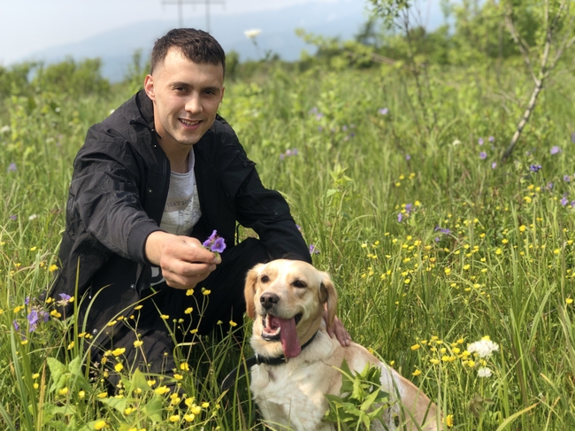 草地狗狗和帅哥图片