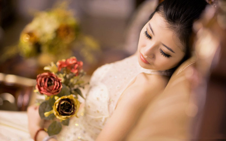 半梦半醒的高贵艳妇