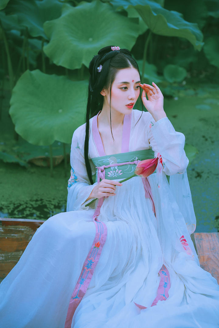 坐在木船上的高清古装美女图片