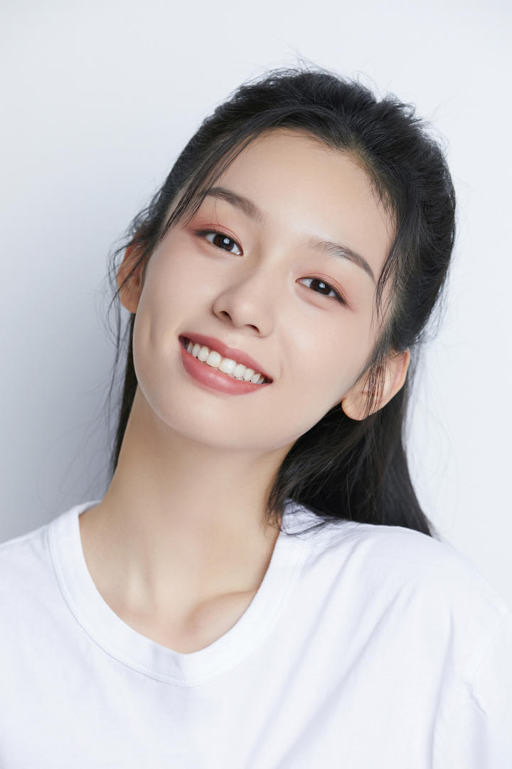 笑容甜美的清纯美女明星周也高清特写图片