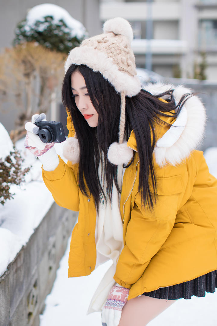 雪中拍照的清纯美女图片