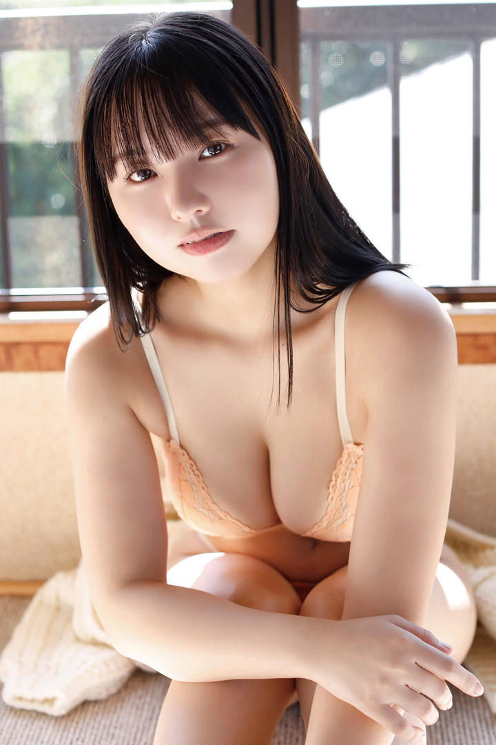 日本粉色内衣年轻女孩人体艺术图片专区