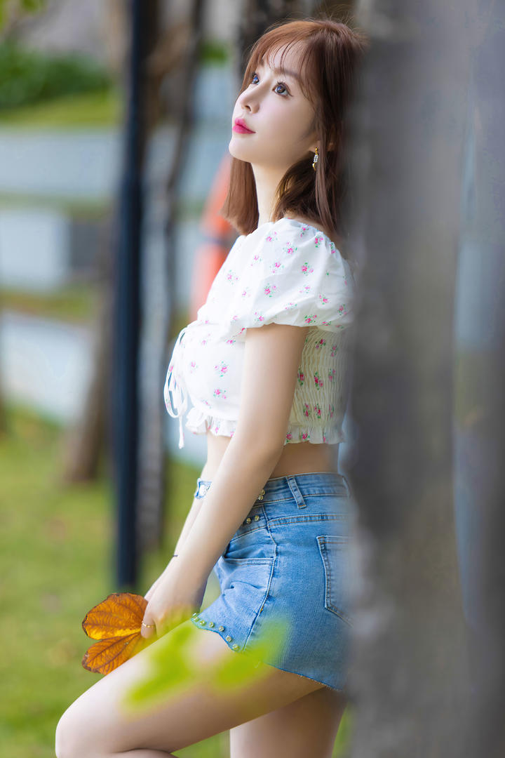穿牛仔短裤的清纯美女模特王雨纯写真图片