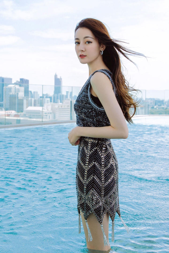 站在水里的美女明星迪丽热巴