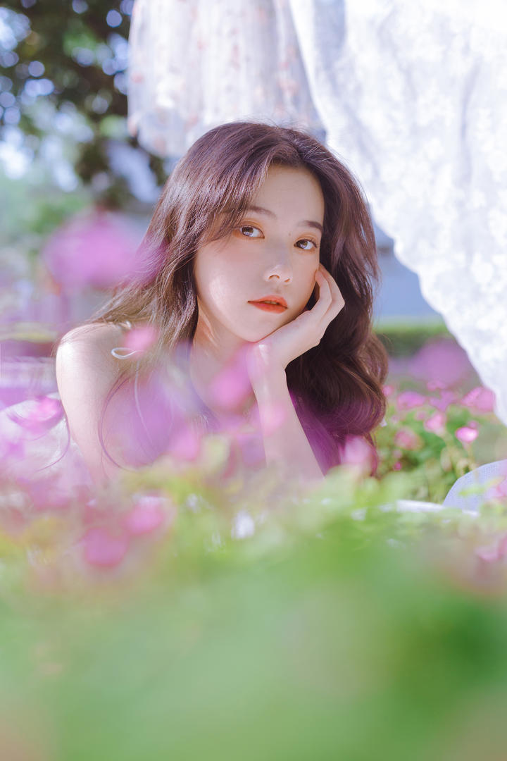 趴在草地上的清纯MM可爱女生头像免费下载