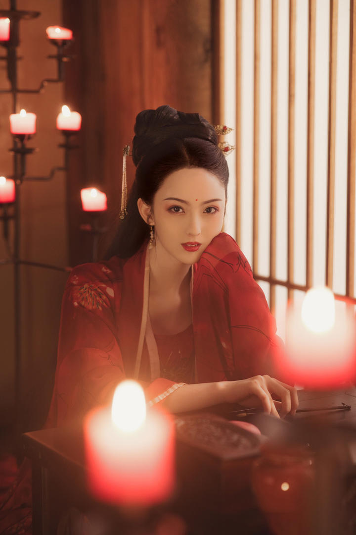 穿红色新娘汉服古装美女摄影图片